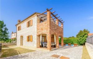 Cozy Home In Cabrunici With Wifi