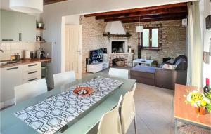 Cozy Home In Cabrunici With Wifi