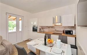 2 Bedroom Nice Apartment In Pasman 