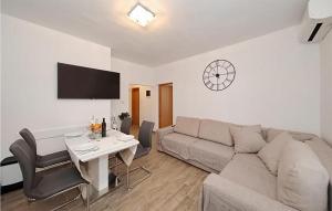 2 Bedroom Nice Apartment In Pasman 