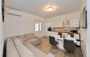 2 Bedroom Nice Apartment In Pasman