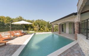 Awesome Home In Crklada With Wifi