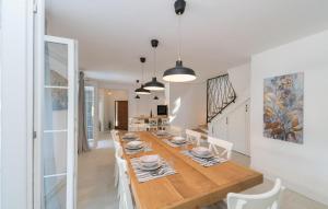 Awesome Home In Crklada With Wifi