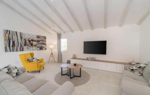 Awesome Home In Crklada With Wifi