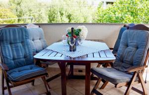 2 Bedroom Cozy Apartment In Rovinj