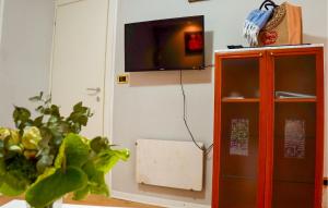 2 Bedroom Cozy Apartment In Rovinj