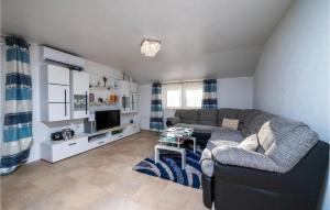 Amazing Apartment In Krsan With Wifi 
