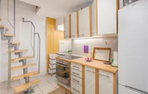 1 Bedroom Stunning Apartment In Cres