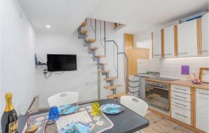 1 Bedroom Stunning Apartment In Cres