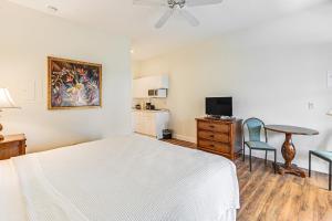 Naples Hideaway with Resort Amenities and Porch!