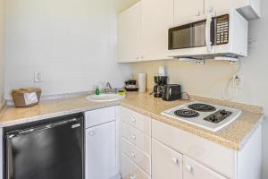 Naples Hideaway with Resort Amenities and Porch!