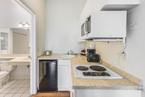 Naples Hideaway with Resort Amenities and Porch!