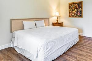 Naples Hideaway with Resort Amenities and Porch!