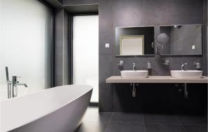 Cozy Apartment In Malinska With Kitchen