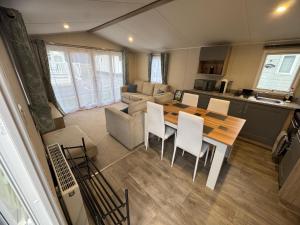 J2 static caravan at Fairway Holiday Park