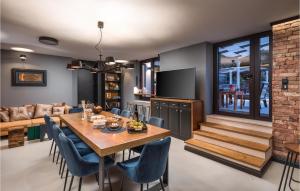 8 Bedroom Gorgeous Home In Zadar