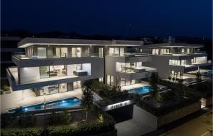 3 Bedroom Cozy Apartment In Malinska