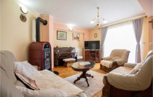 6 Bedroom Awesome Home In Grubine 