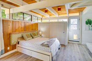 Less Than 1 Mi to Beach and Pepperdine Airy Malibu Studio