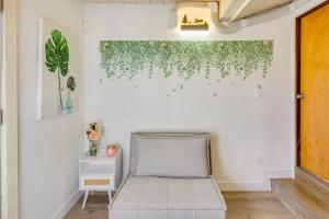 Less Than 1 Mi to Beach and Pepperdine Airy Malibu Studio