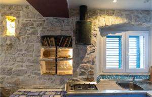 Gorgeous Apartment In Slatine With Wifi