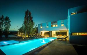 Cozy Home In Donji Prolozac With Sauna 