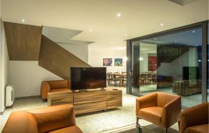 Cozy Home In Donji Prolozac With Sauna 