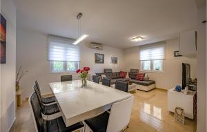 Lovely Home In Sevid With Wifi