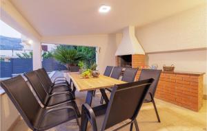 4 Bedroom Awesome Home In Podstrana