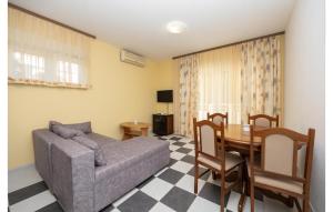 Amazing Apartment In Okrug Gornji 