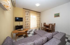 Amazing Apartment In Okrug Gornji 