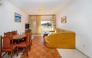 Nice Apartment In Okrug Gornji