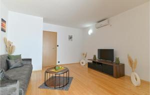 Stunning Apartment In Okrug Gornji