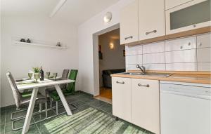 Stunning Apartment In Okrug Gornji