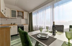 Stunning Apartment In Okrug Gornji