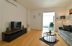 Stunning Apartment In Okrug Gornji