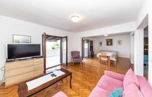 Nice Home In Okrug Donji With Wi-Fi