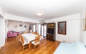 Nice Home In Okrug Donji With Wi-Fi