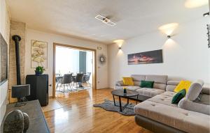 Awesome Apartment In Okrug Gornji