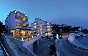 Awesome Apartment In Okrug Gornji