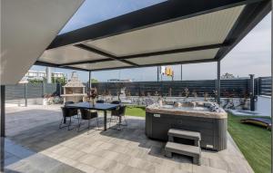 Beautiful Apartment In Kastel Luksic