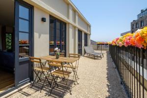 Art Deco 42 Luxury 2BR Apartment Downtown Metro AC