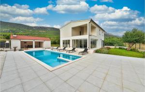 2 Bedroom Amazing Home In Kastel Luksic 