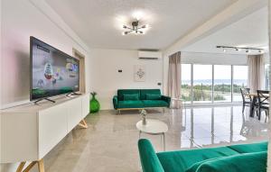 2 Bedroom Amazing Home In Kastel Luksic 