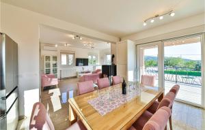 4 Bedroom Gorgeous Home In Gornji Muc