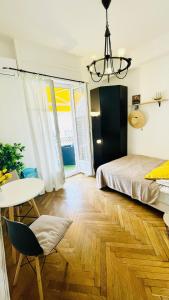 Studio in the center balcony AC