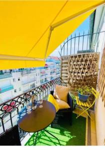 Studio in the center balcony AC