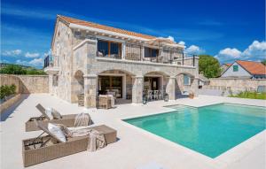 Gorgeous Home In Cera With Wifi