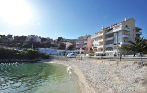 Nice Apartment In Okrug Gornji