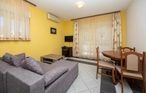 Lovely Apartment In Okrug Gornji